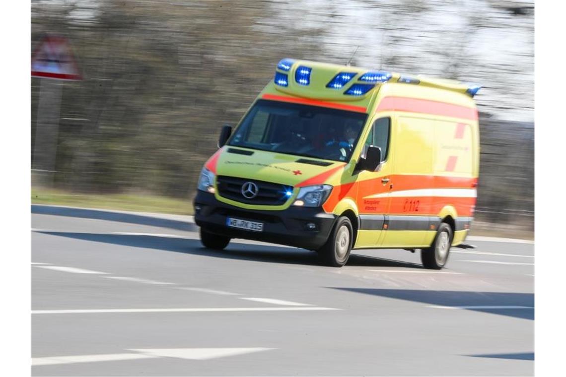 Ein Krankenwagen ist mit Blaulicht im Einsatz. Foto: Jan Woitas/dpa-Zentralbild/dpa/Archivbild