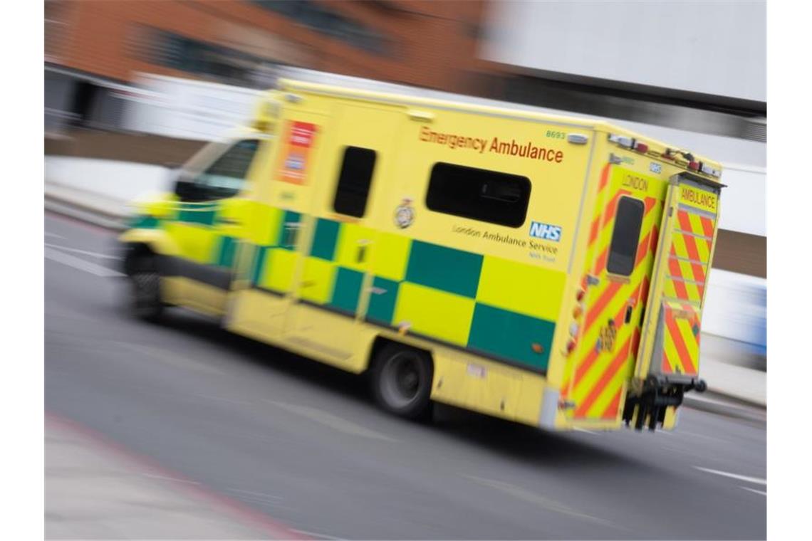 Ein Krankenwagen kommt im Zentrum Londons vor einem Hospital an. Foto: Dominic Lipinski/PA Wire/dpa