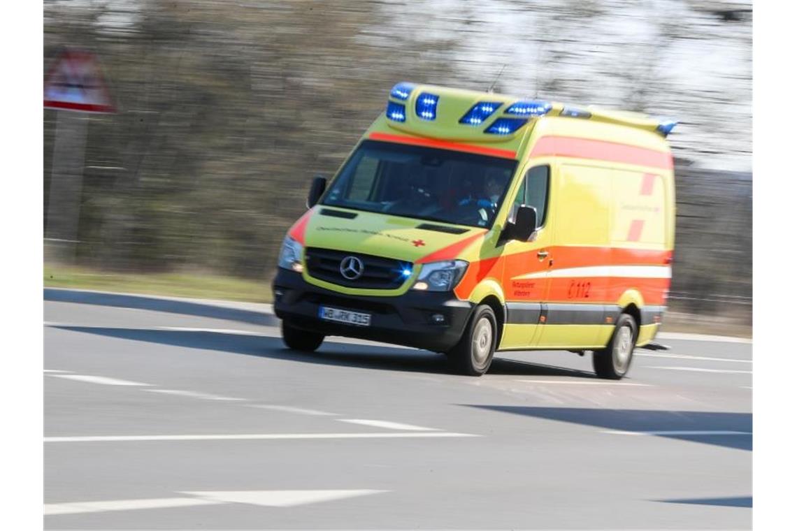 Metallsplitter verletzen Arbeiter lebensgefährlich Ein Krankenwagen mit Blaulicht. Foto: Jan Woitas/dpa-Zentralbild/dpa/Archivbild