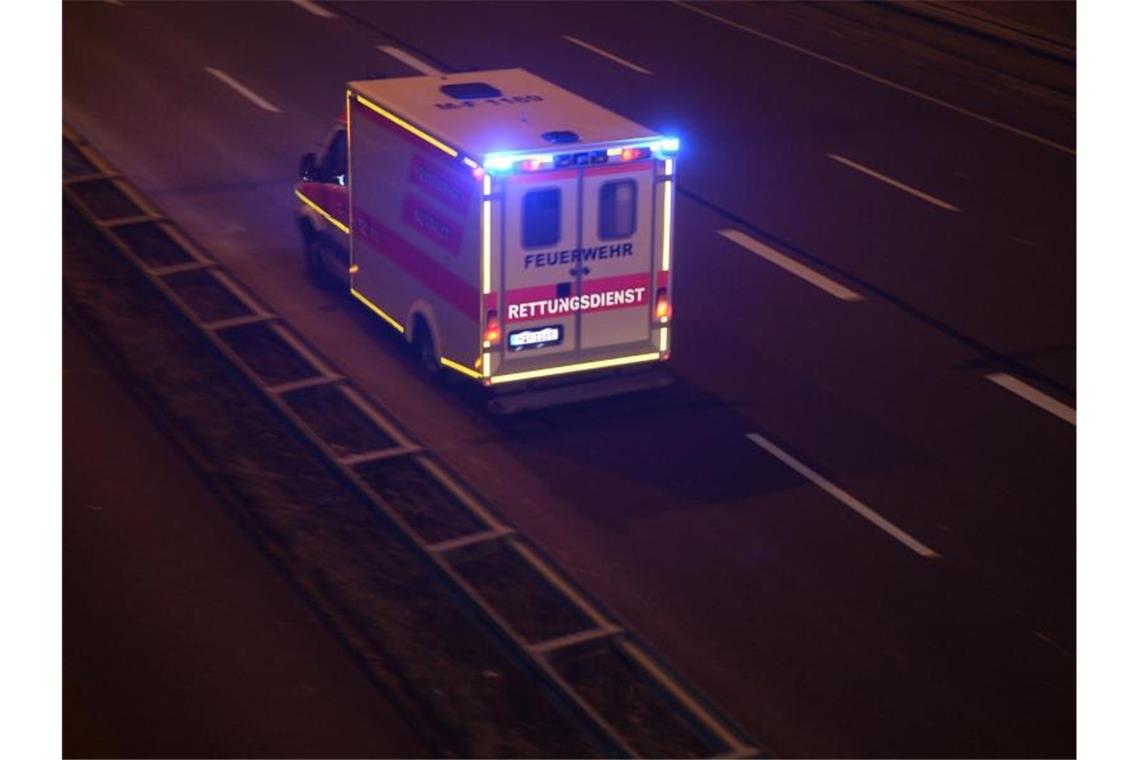 Ein Krankenwagen mit Blaulicht über eine Straße. Foto: Felix Hörhager/Archivbild