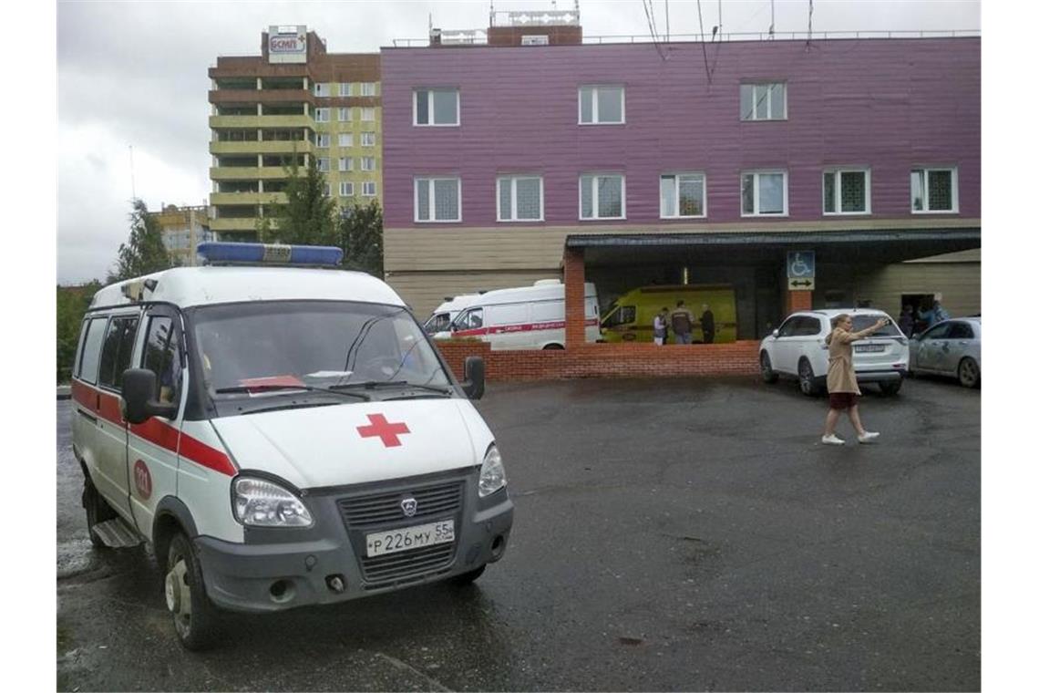 Ein Krankenwagen steht vor dem Krankenhaus in Omsk, in dem Alexej Nawalny mit Vergiftungserscheinungen behandelt wird. Foto: Evgeniy Sofiychuk/AP/dpa