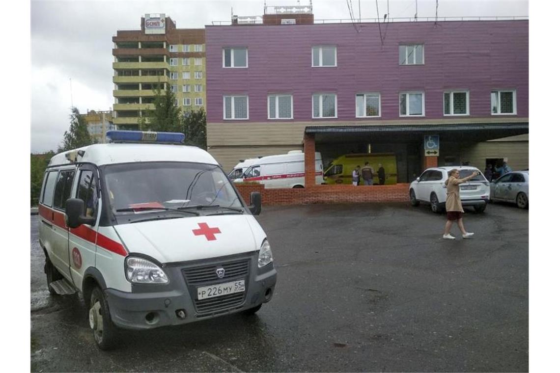Kremlkritiker Nawalny nach möglicher Vergiftung im Koma Ein Krankenwagen steht vor dem Krankenhaus in Omsk, in dem Alexej Nawalny mit Vergiftungserscheinungen behandelt wird. Foto: Evgeniy Sofiychuk/AP/dpa