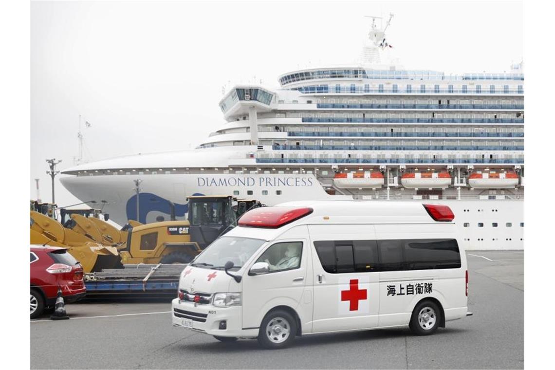Ein Krankenwagen verlässt den Daikoku-Pier im Hafen von Yokohama. Foto: --/kyodo/dpa