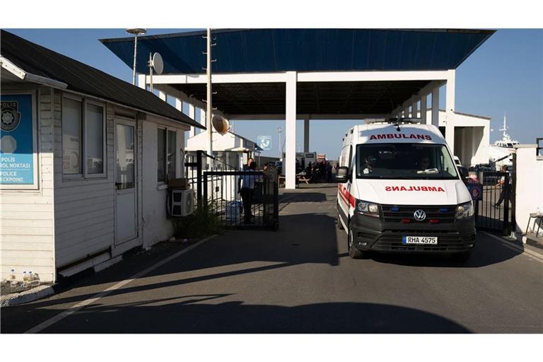 Ein Krankenwagen verlässt den Hafen von Kyrenia im türkisch besetzten Norden Zyperns, nachdem eine Passagierfähre vor der Nordküste der Insel gekentert war. Bei dem Fährunfall sind mindestens sieben Menschen ums Leben gekommen. (zu dpa: «Kapitän nach Fährunglück vor Zypern festgenommen - Acht Tote»)