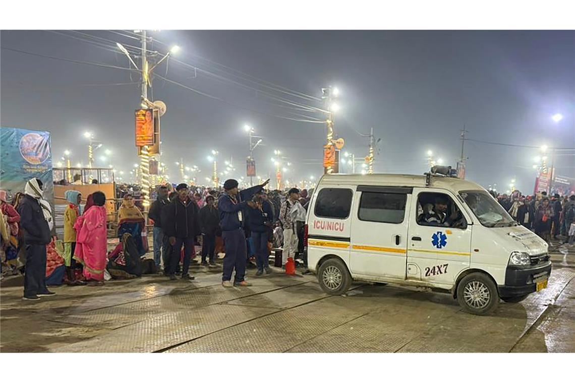 Massenpanik bei Pilgerfest in Indien ausgebrochen Ein Krankenwagen verlässt den Ort einer Massenpanik beim weltgrößten Pilgerfest in Indien. (Foto aktuell)