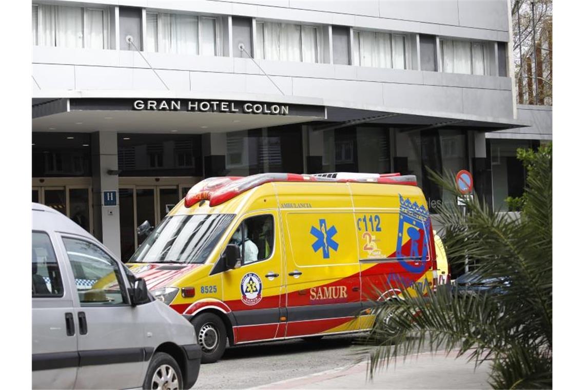 Ein Krankenwagen vor dem Hotel Colon in Madrid. Die besonders stark von der Krise betroffene spanische Hauptstadt nutzt im Kampf gegen das Virus nun auch Hotels. Foto: Javier Carbajal/dpa