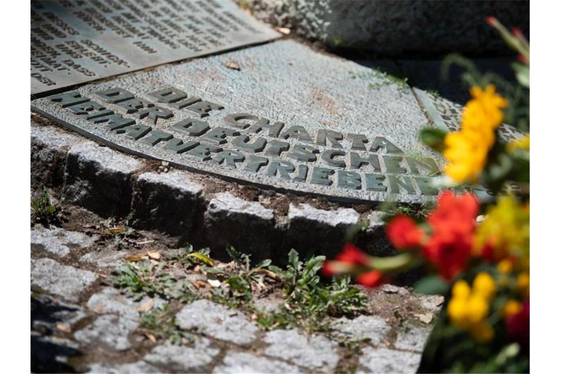 Ein Kranz liegt vor dem Denkmal für die Charta der deutschen Heimatvertriebenen. Foto: Marijan Murat/dpa