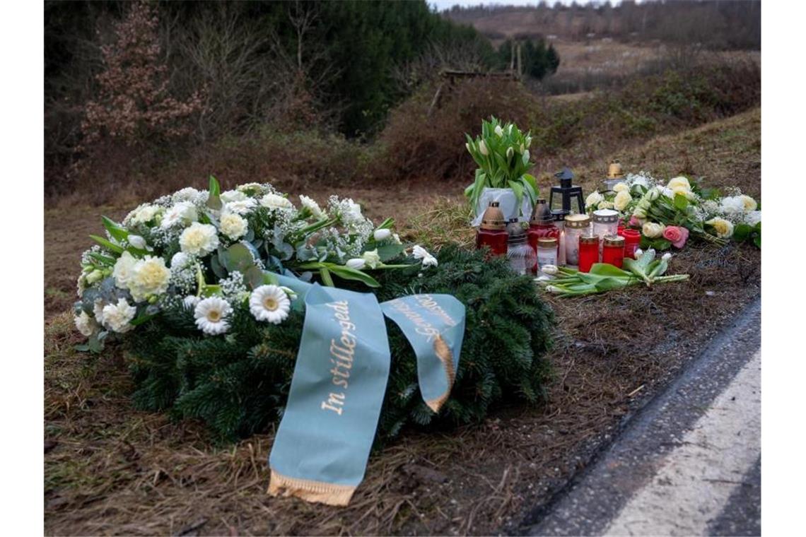 Tote Polizisten: Ermittler prüfen Waffenarsenal Ein Kranz sowie Blumen und Kerzen am Tatort in Kusel. Am Montag wurden dort in Rheinland-Pfalz eine Polizistin und ein Polizist im Dienst getötet. Foto: Harald Tittel/dpa