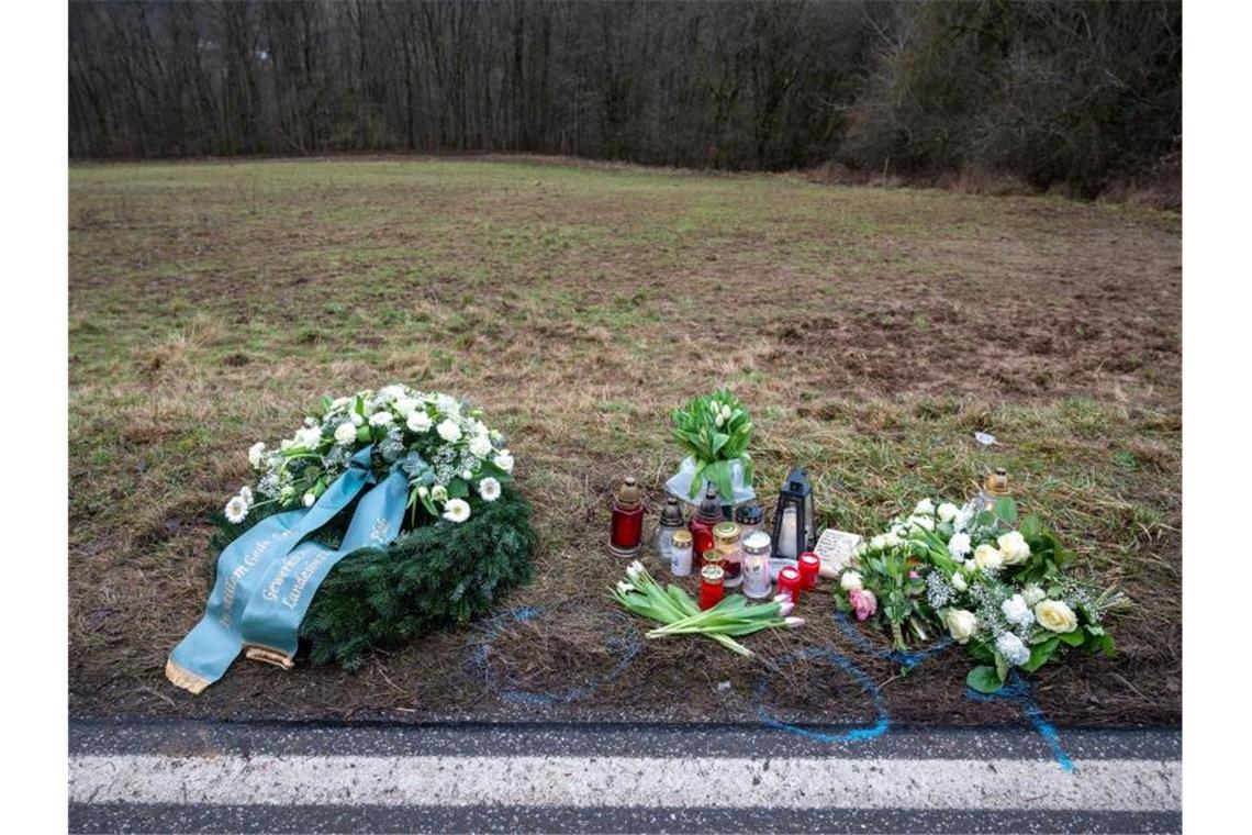 Ausschuss zu Kusel: Keine Hinweise auf Behörden-Fehler Ein Kranz sowie Blumen und Kerzen liegen am Tatort an der Kreisstraße 22 bei Ulmet (Rheinland-Pfalz) zum Gedenken. Dort wurden zwei Polizisten bei einer Verkehrskontrolle getötet. Foto: Harald Tittel/dpa