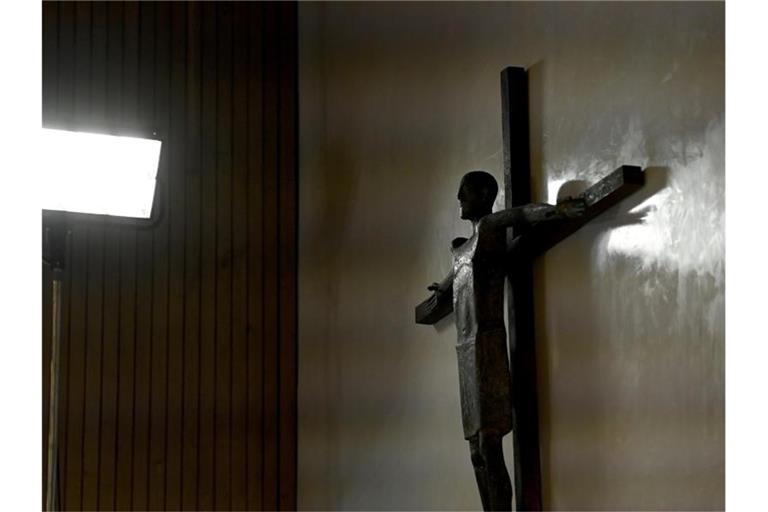 Ein Kreuz hängt an der Wand. Der Trierer Bischof hat einen Priester beurlaubt, weil es den Vorwurf eines sexuellen Missbrauchs gibt. Foto: Sven Hoppe/dpa-Pool/dpa