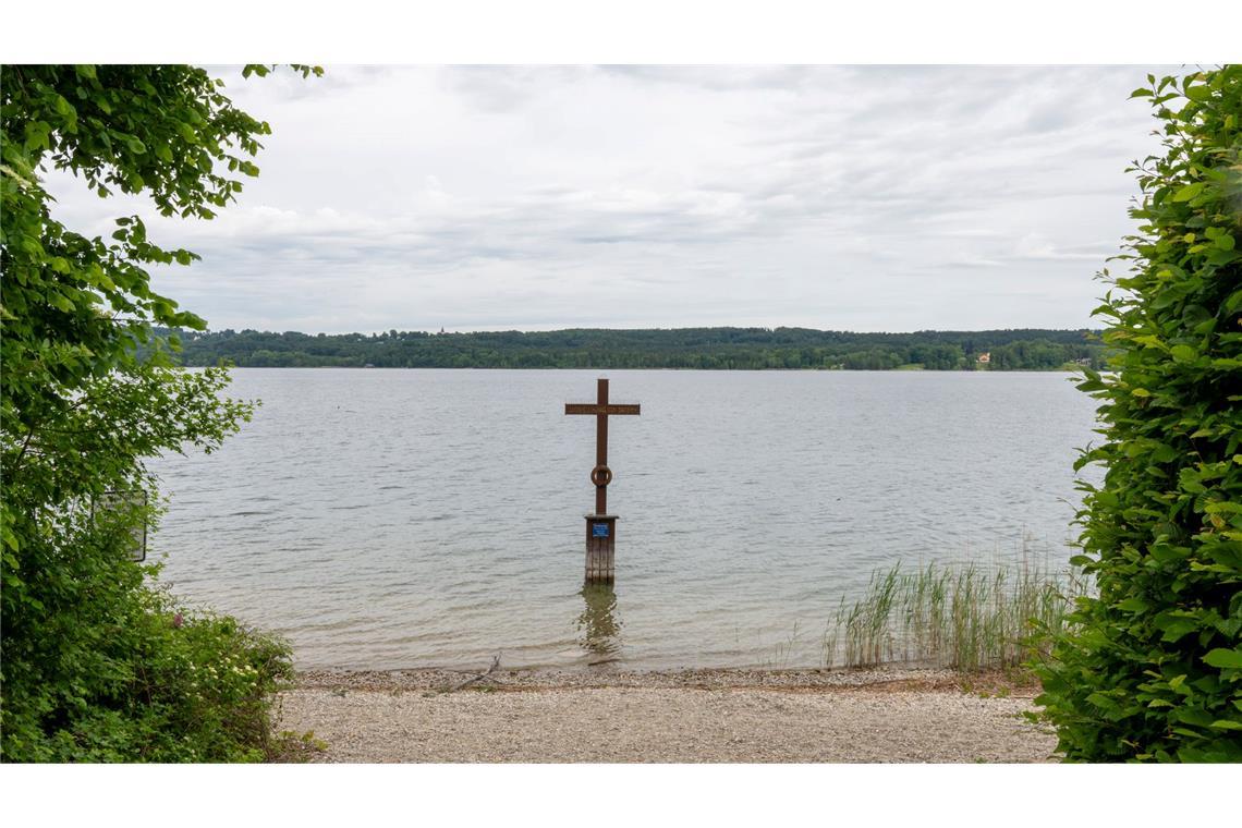 Ein Kreuz im Starnberger See markiert die Stelle, an der König Ludwig II. vor 140 Jahren tot gefunden wurde.