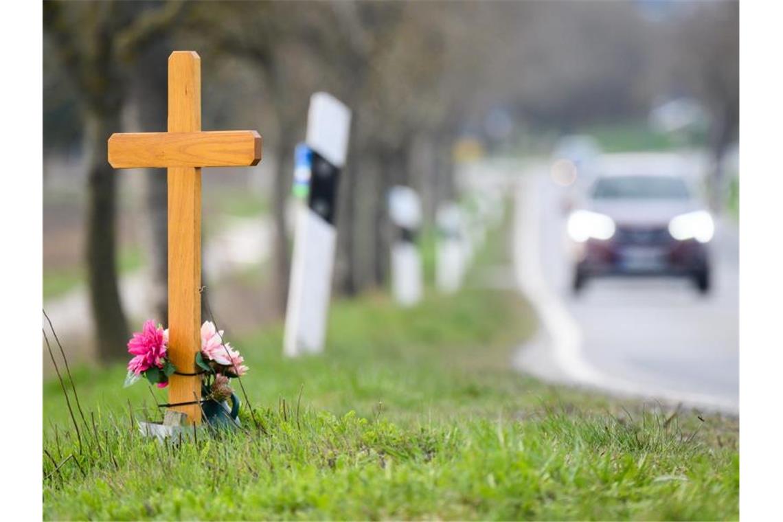 Ein Kreuz zum Gedenken an ein Opfer eines Verkehrsunfalls steht an einer Landstraße im Landkreis Hildesheim. Foto: Julian Stratenschulte/dpa