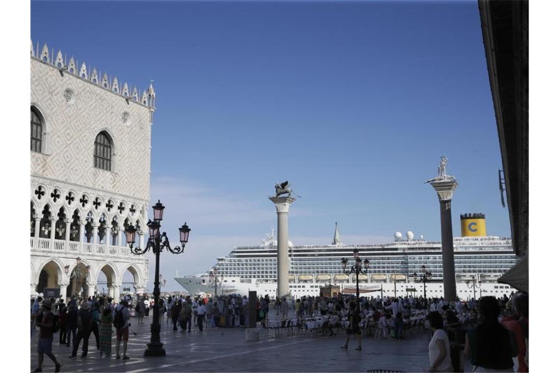Kreuzfahrtriesen in Venedig - Verbot reicht Aktivisten nicht Ein Kreuzfahrtschiff fährt am Markusplatz in Venedig vorbei. Foto: Luca Bruno/AP/dpa/Archivbild