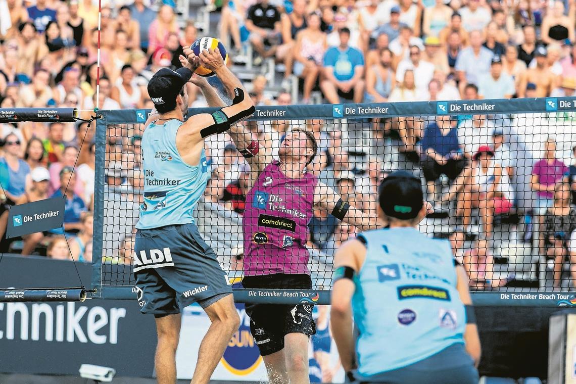 Eine emotionale Achterbahnfahrt Ein Krimi mit denkwürdigem Ende: Yannick Harms (Mitte) im Duell mit den Vizeweltmeistern Clemens Wickler (links) und Julius Thole. Foto: Imago
