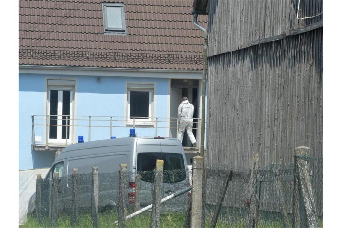 Ein Kriminaltechniker geht in Sontheim an der Brenz in ein Haus. Foto: Stefan Puchner