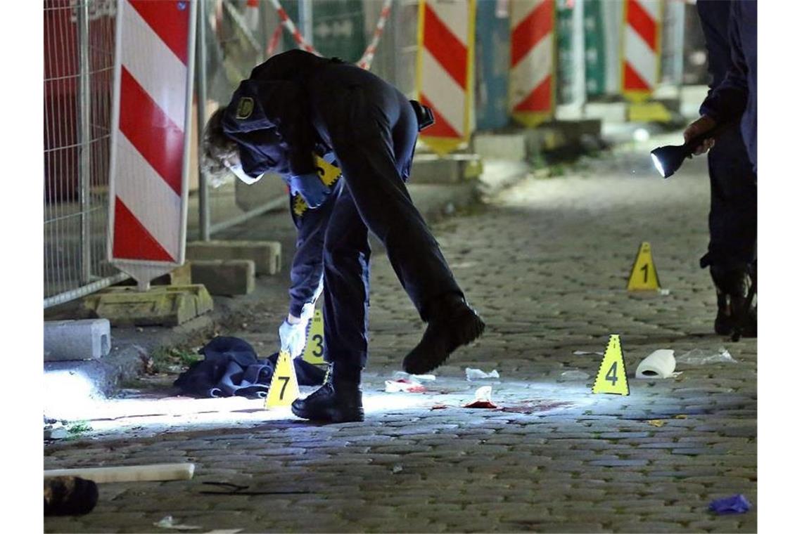 Ein Kriminaltechniker sichert im Oktober 2020 am Tatort in Dresden Spuren. Foto: Roland Halkasch/dpa-Zentralbild/dpa