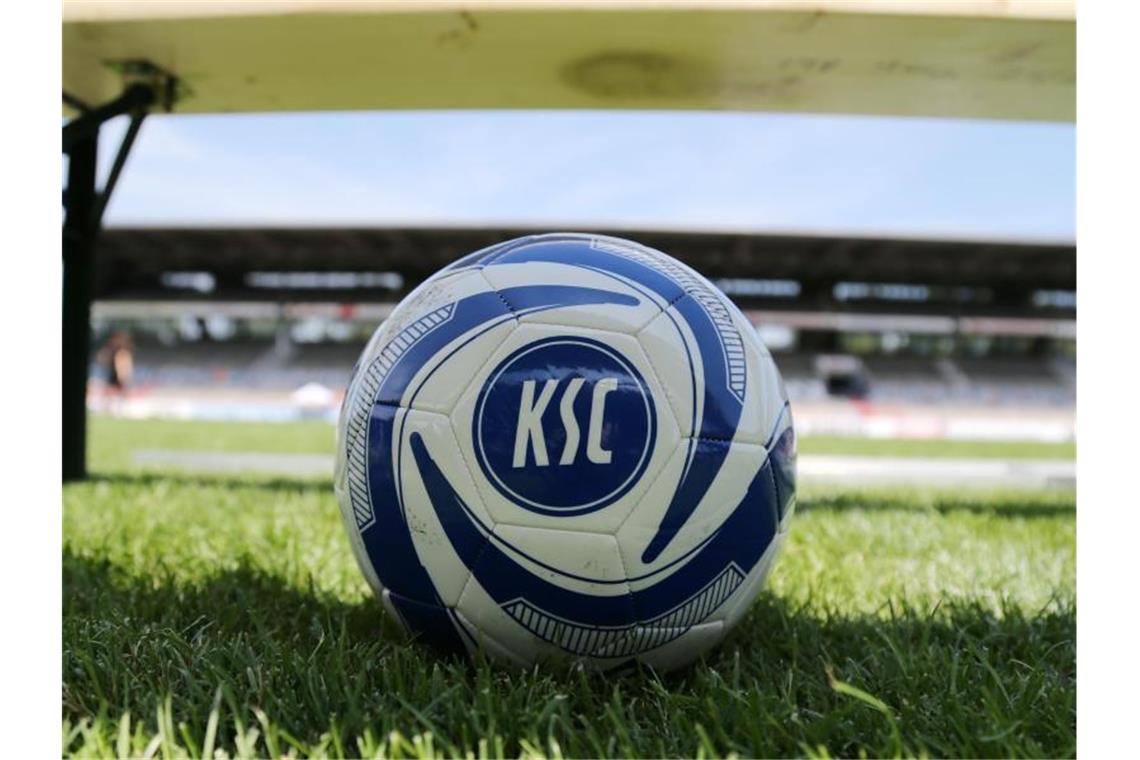 Ein KSC-Spielball liegt unter einer Bank im Stadion. Foto: Michael Deines/dpa