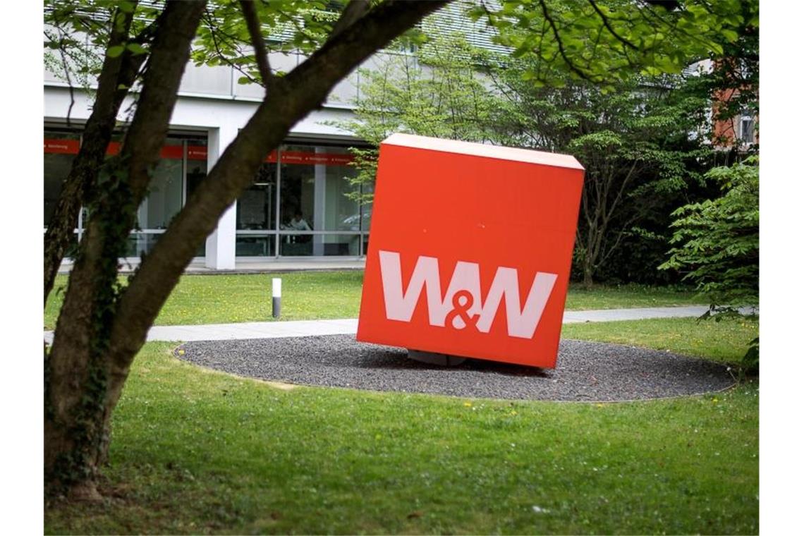 Finanzkonzern W&W nach ersten Quartal optimistischer Ein Kubus mit dem Logo des Finanzdienstleisters und Versicherers Wüstenrot & Württembergische steht in Stuttgart. Foto: Sebastian Gollnow/Archiv