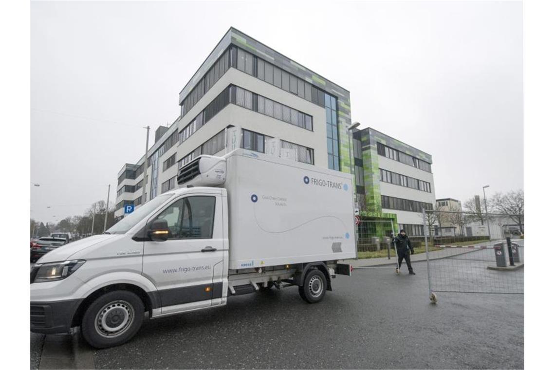 Ein Kühltransporter fährt vom Biontech-Gelände in Mainz. 1,3 Millionen Impf-Dosen will das Unternehmen noch in diesem Jahr liefern. Foto: Boris Roessler/dpa