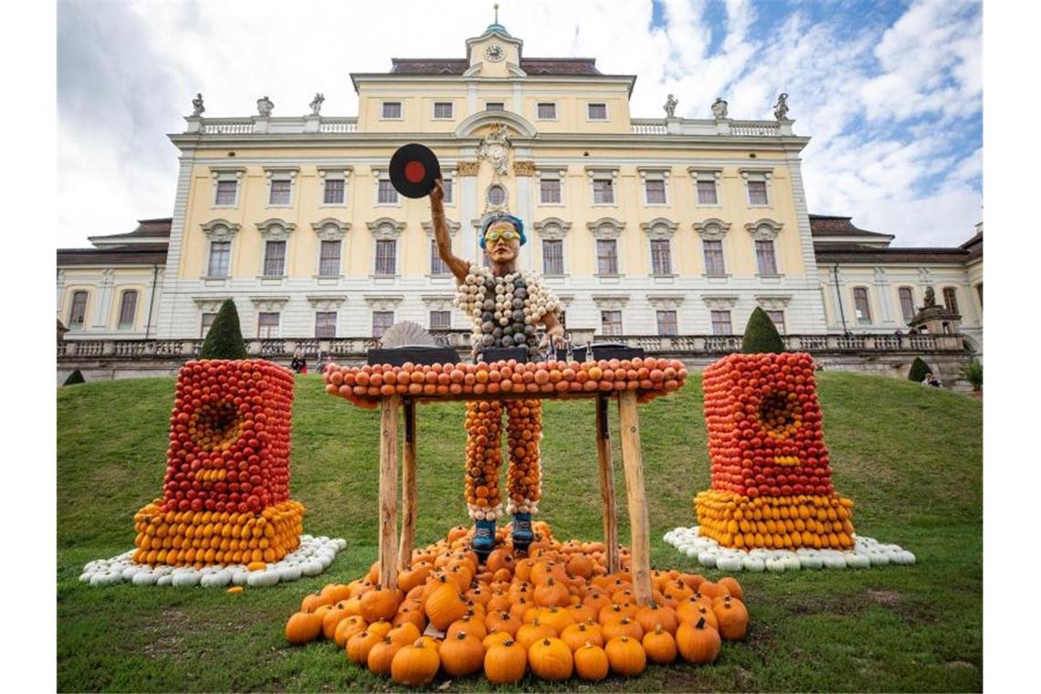 Ausstellung: Ludwigsburg im Zeichen der Kürbisse Ein Kürbis-Kunstwerk ist bei der 21. Kürbisausstellung vor dem Schloss Ludwigsburg zu sehen. Foto: Christoph Schmidt/dpa