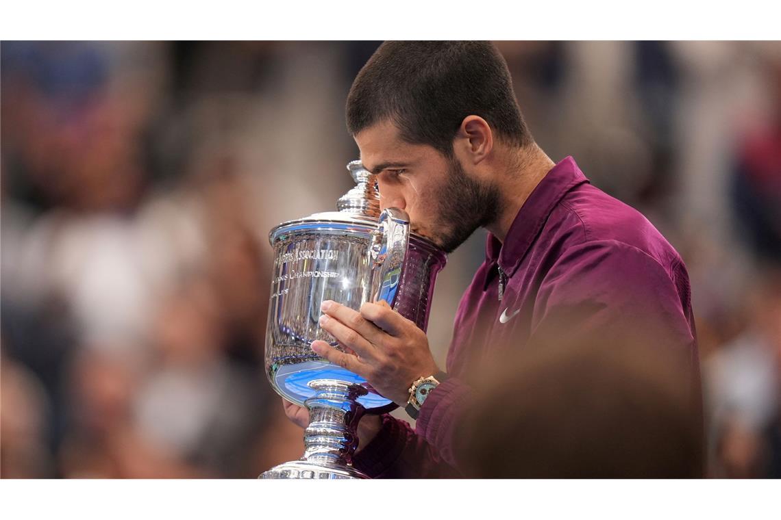 Ein Küsschen für den Pokal: Alcaraz ist neuer US-Open-Champion.
