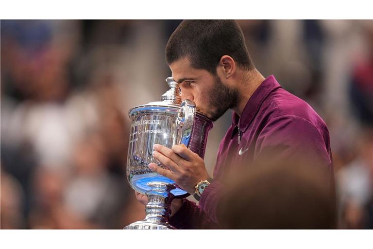Ein Küsschen für den Pokal: Alcaraz ist neuer US-Open-Champion.