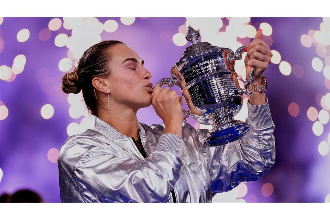 "Es ist verrückt": Sabalenka triumphiert bei den US Open Ein Küsschen für den Pokal: Aryna Sabalenka bleibt in New York das Maß aller Dinge.