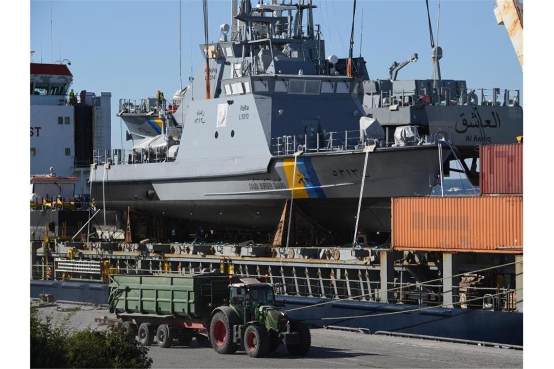 Rüstungsgüter im Milliardenwert an Jemen-Kriegsallianz Ein Küstenschutzboot für Saudi-Arabien wird im Hafen Mukran in Mecklenburg-Vorpommern auf ein Transportschiff verladen. Foto: Stefan Sauer/Archiv