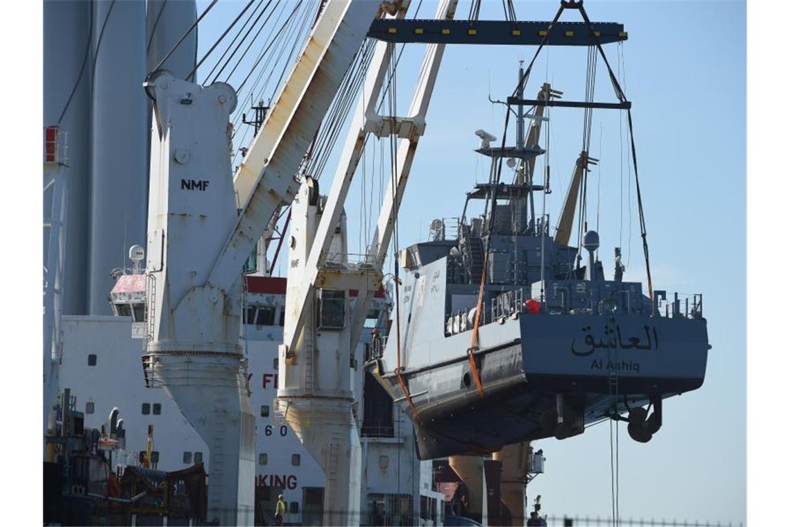Ein Küstenschutzboot für Saudi-Arabien wird im Hafen Mukran in Mecklenburg-Vorpommern auf ein Transportschiff verladen. Foto: Stefan Sauer/zb/dpa
