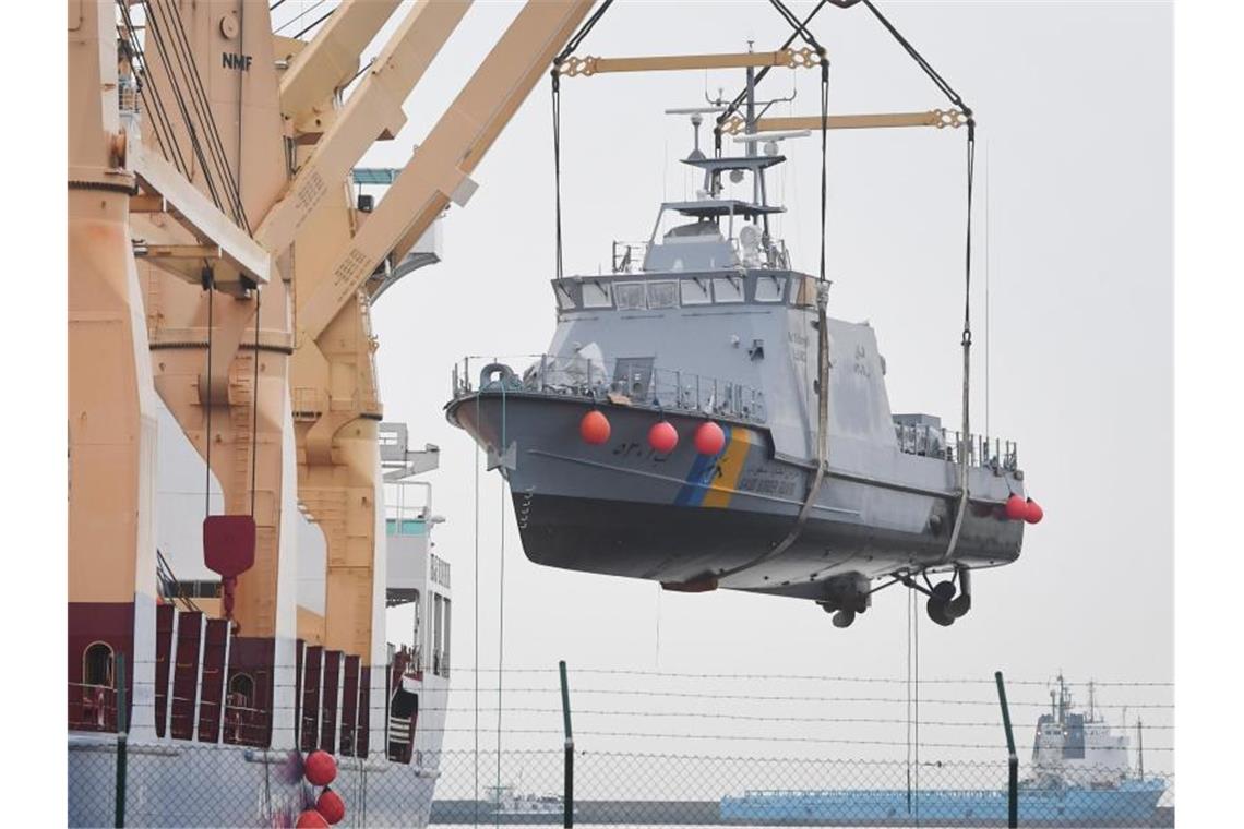 Ein Küstenschutzboot für Saudi-Arabien wird im Hafen von Mukran auf ein Transportschiff verladen. Foto: Stefan Sauer