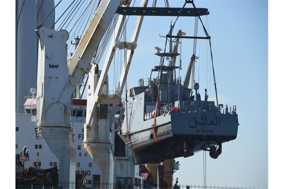 Große Mehrheit für verbindliches Rüstungsexportgesetz Ein Küstenschutzboot für Saudi-Arabien wird in Sassnitz auf ein Transportschiff verladen (Archiv). Foto: Stefan Sauer/ZB/dpa
