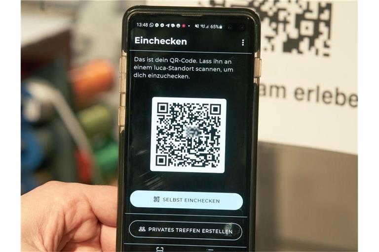 Ein Kunde demonstriert die Nutzung der Luca-App. Foto: Thomas Frey/dpa/Archivbild
