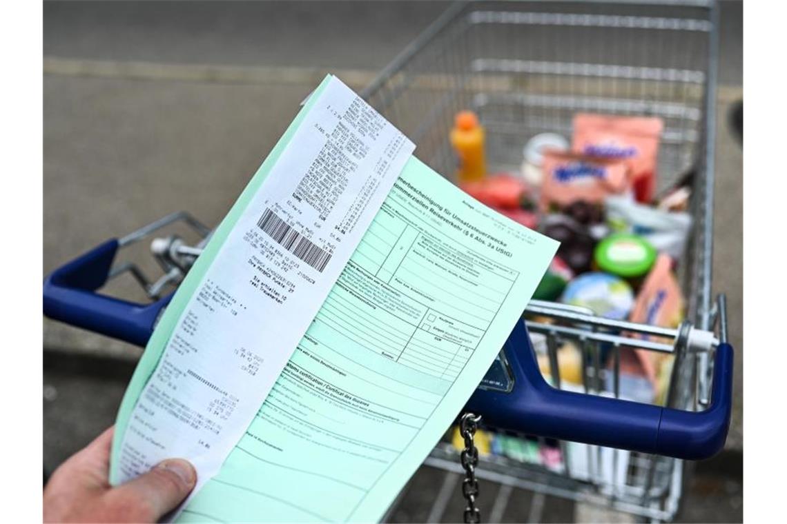 Ein Kunde hält einen Ausfuhrschein samt Rechnung in der Hand. Foto: Felix Kästle/dpa/Archiv/Illustration