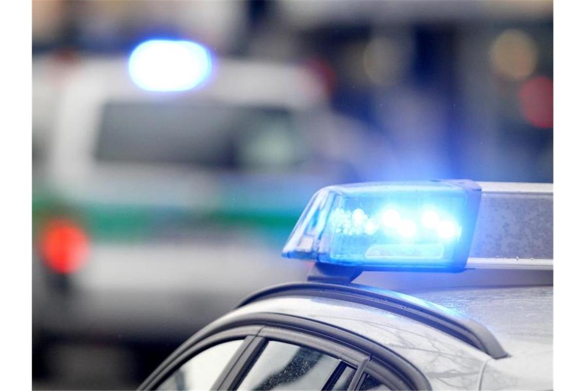 Schlafender Obdachloser in Berlin angezündet Ein Kunde hatte die Polizei kurz nach Mitternacht zu der Bank in der Otto-Suhr-Allee in Charlottenburg gerufen. Foto: Rene Ruprecht/dpa/Symbol