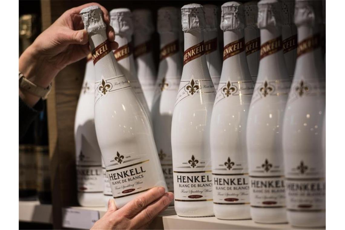 Mehr Sekt auf dem Sofa hilft Henkell Freixenet Ein Kunde nimmt eine Flasche Sekt aus einem Regal. Foto: Andreas Arnold/dpa