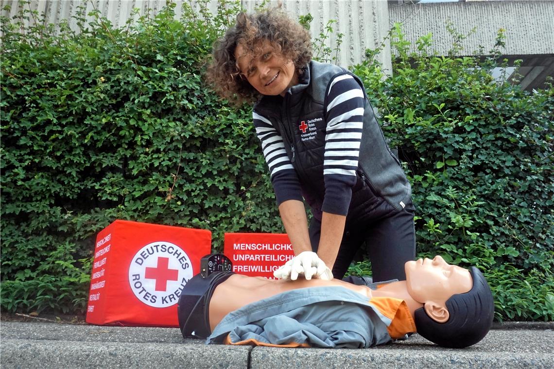 Jeder Mensch kann Leben retten Ein Kurs kann auf den Ernstfall vorbereiten. Beate Wichtler, Referatsleiterin für den Ausbildungsbereich beim DRK (Foto), führt die Herzdruckmassage vor. Foto: DRK-Kreisverband Rems-Murr