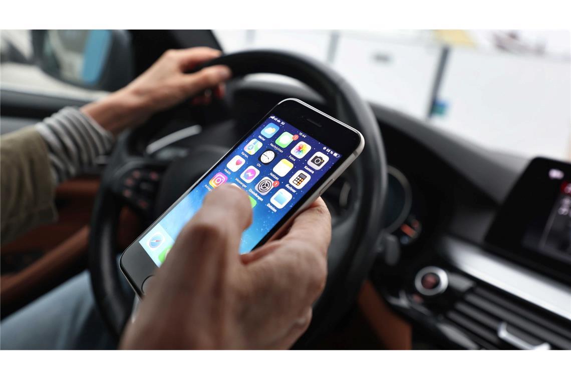 Ein "kurzer" Blick auf das Handy ist bisher erlaubt - wenn man es nicht in die Hand nimmt. (Symbolbild)