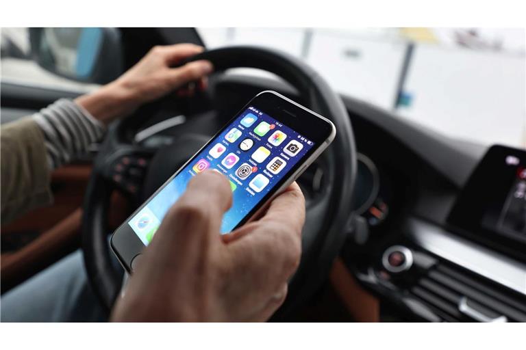 Ein "kurzer" Blick auf das Handy ist bisher erlaubt - wenn man es nicht in die Hand nimmt. (Symbolbild)