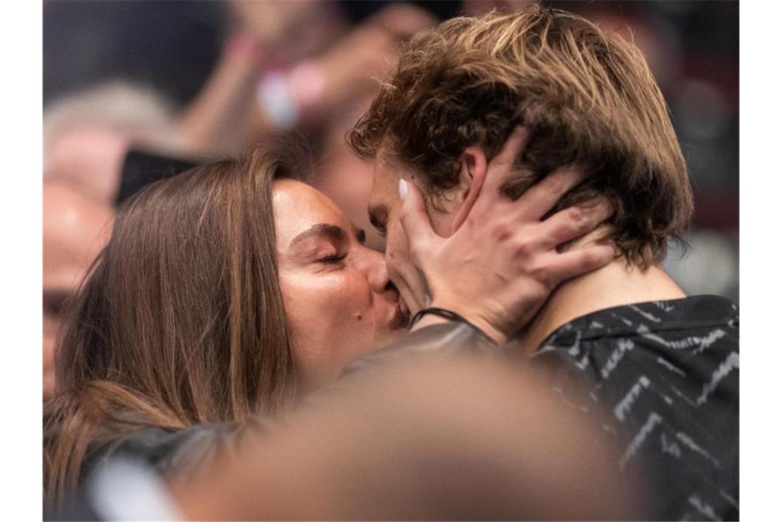 Schnitzel-Diät wirkt: Zverev gewinnt Turnier in Wien Ein Kuss für den Sieger: Alexander Zverev und seine Freundin Sophia Thomalla. Foto: Georg Hochmuth/APA/dpa