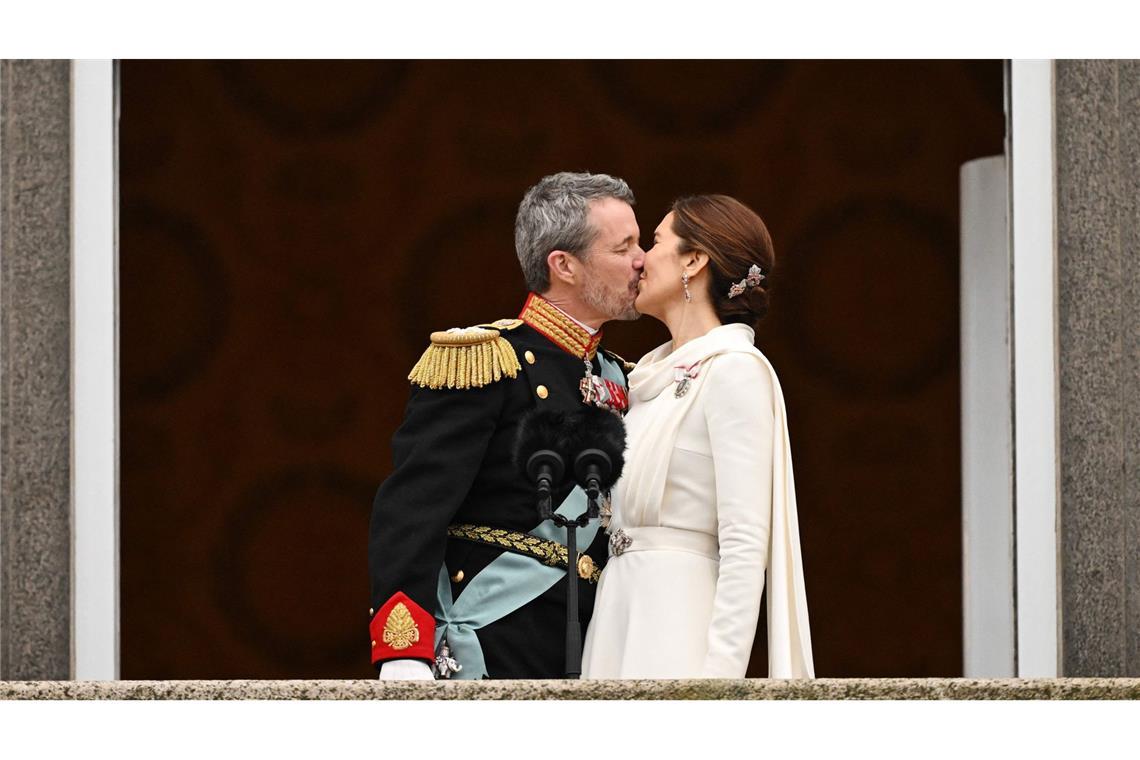 Ein Kuss für die neue Königin: Frederik X. küsst seine Frau Mary – und weist Spekulationen über den Zustand ihrer Ehe in die Schranken.