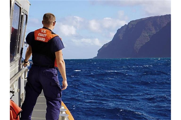 Ein Kutter der US-Coast Guard bei der Suche nach dem Ausflugshubschrauber vor der Küste der hawaiianischen Insel Kauai. Foto: Lt. J.G. Daniel Winter/US Coast Guard/AP/dpa