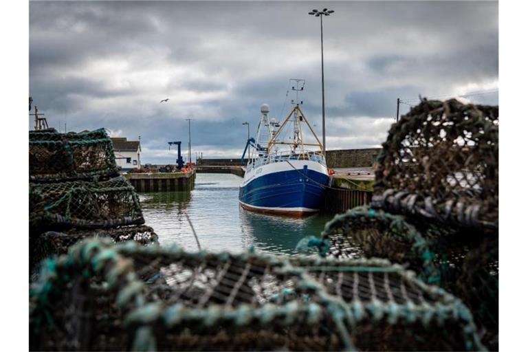 Ein Kutter liegt im Hafen vom britischen Kilkeel. Foto: David Keyton/AP/dpa