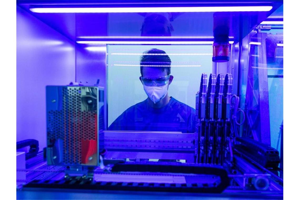 73.209 Corona-Neuinfektionen und 388 Todesfälle Ein Laborant untersucht in einem Labor an einem PCR-Vollautomaten Corona-Abstriche. Foto: Boris Roessler/dpa