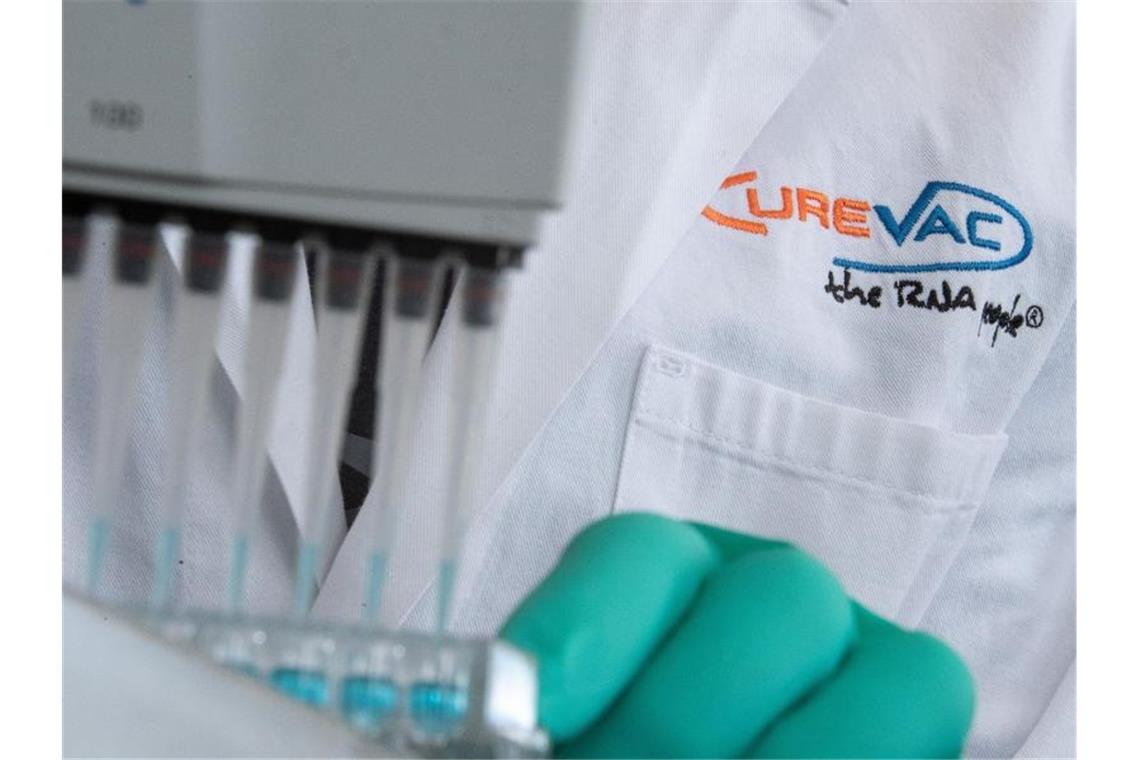 Ein Laborant von CureVac pipettiert eine blaue Flüssigkeit. Foto: Sebastian Gollnow/dpa/Symbolbild