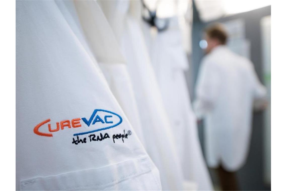 Ein Labormantel mit dem Logo des biopharmazeutischen Unternehmens CureVac ist zu sehen. Foto: Sebastian Gollnow/dpa/Archivbild