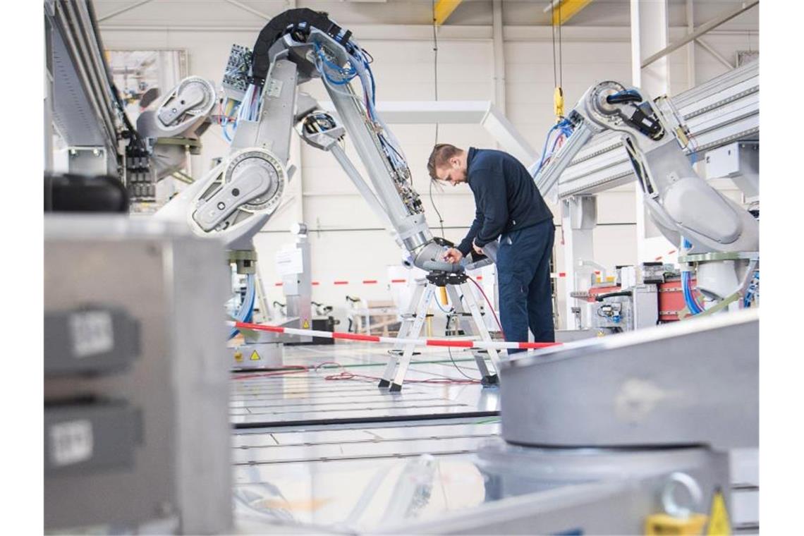 Deutsche Industrie vor Corona-Krise mit Auftragsschub Ein Lackierroboter im Einsatz bei der Dürr AG. Unternehmen der deutschen Industrie haben zu Jahresbeginn mehr Aufträge erhalten, erwarten aber wegen der Corona-Krise keine rosige Zukunft. Foto: Sebastian Gollnow/dpa