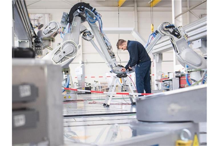 Ein Lackierroboter im Einsatz bei der Dürr AG. Unternehmen der deutschen Industrie haben zu Jahresbeginn mehr Aufträge erhalten, erwarten aber wegen der Corona-Krise keine rosige Zukunft. Foto: Sebastian Gollnow/dpa