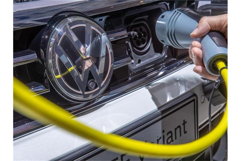 Ein Ladekabel an einem elektrisch betriebenen Passat. Foto: Michael Kappeler/dpa