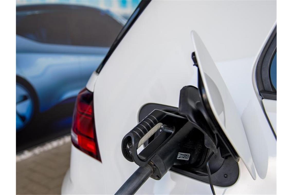 Vorläufiger Bestellstopp für Hybridmodelle von Volkswagen Ein Ladekabel steckt in einem Golf. Foto: Hendrik Schmidt/dpa-Zentralbild/ZB