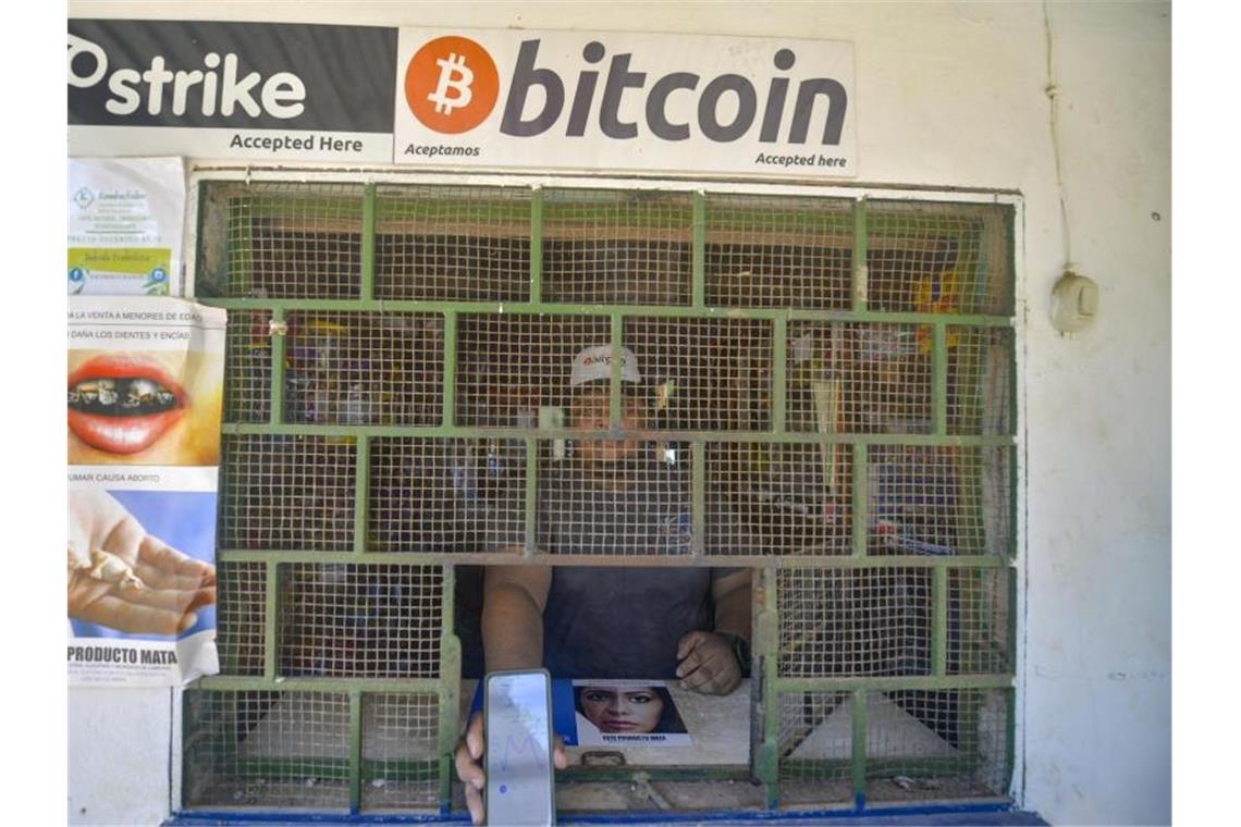 Kryptowährungen: China erhöht Druck auf Banken Ein Laden in San Salvador, der Bitcoin akzeptiert. Foto: Camilo Freedman/SOPA Images via ZUMA Wire/dpa